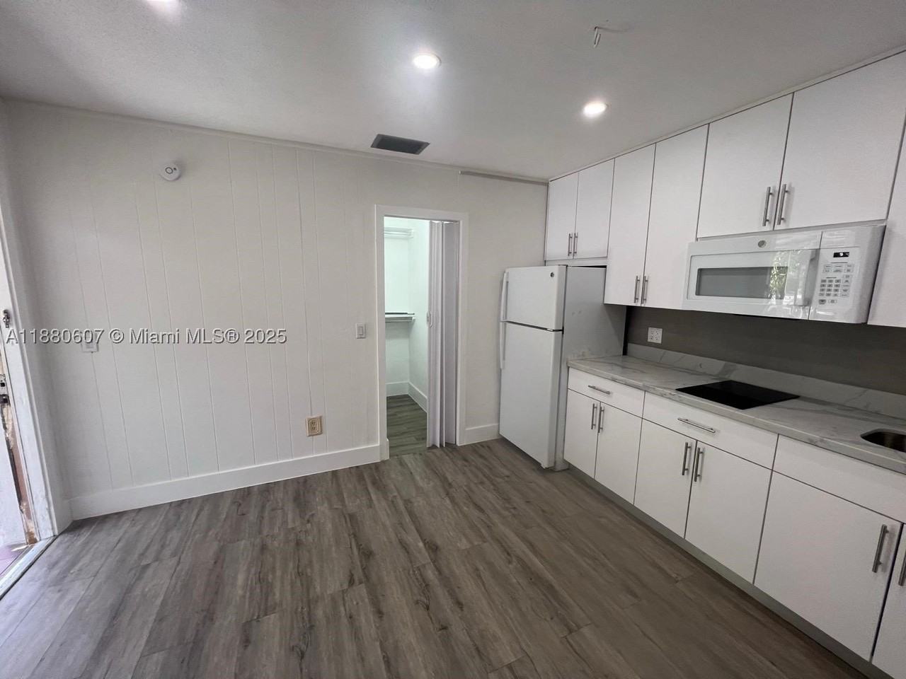 222 Sw 8th St #C - Photo 5 of 10