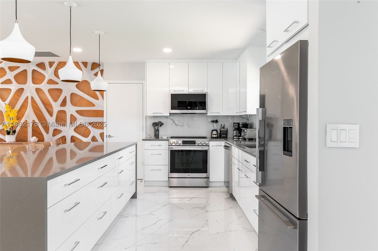 21230 Ne 25th Ct - Photo 5 of 50