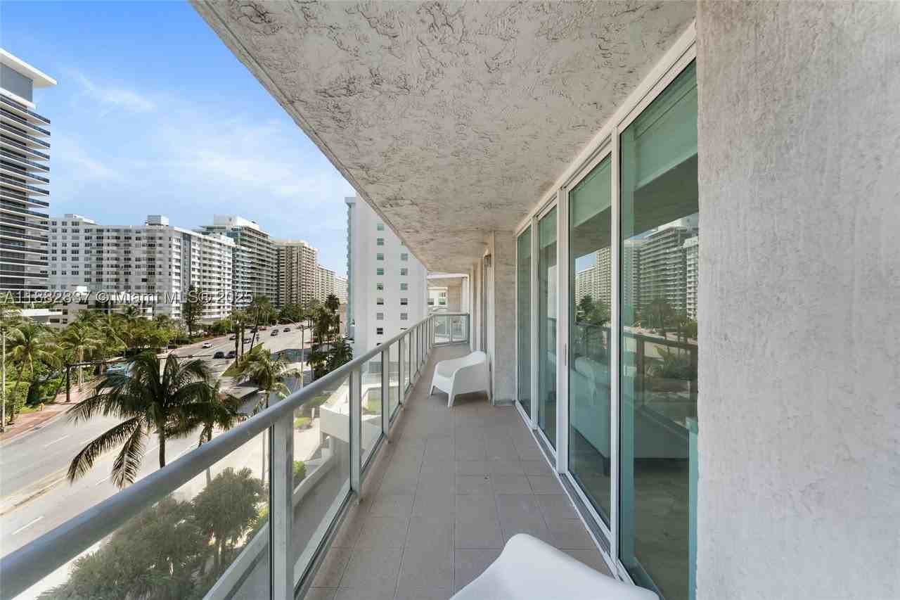 5900 Collins Ave #604 - Photo 7 of 30