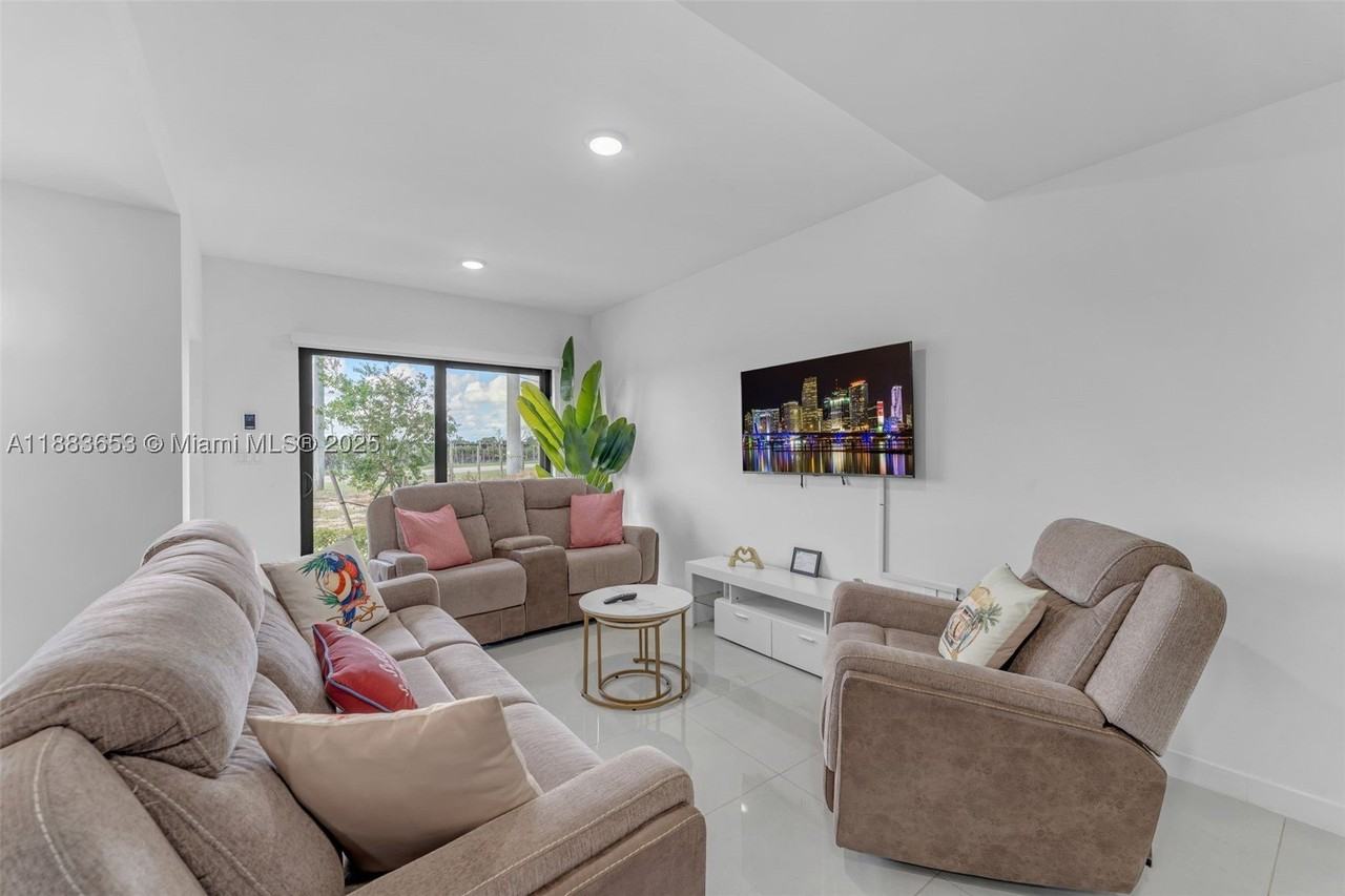 26144 Sw 146th Ct - Photo 6 of 35