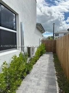834 Se 26th Rd - Photo 2 of 11