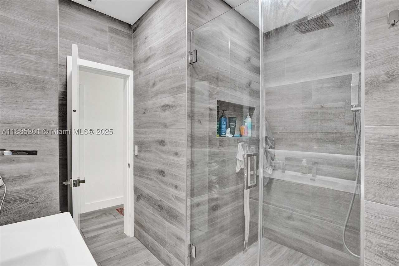 3784 Sheridan Ave - Photo 4 of 50
