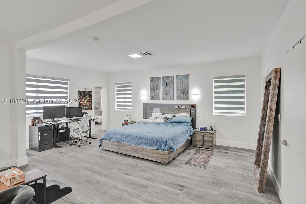 3784 Sheridan Ave - Photo 5 of 50