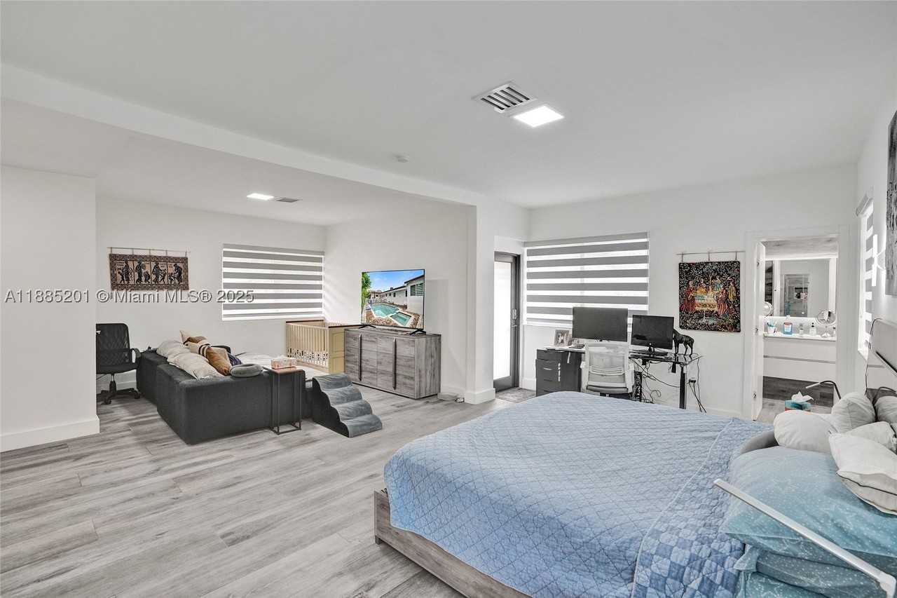 3784 Sheridan Ave - Photo 7 of 50