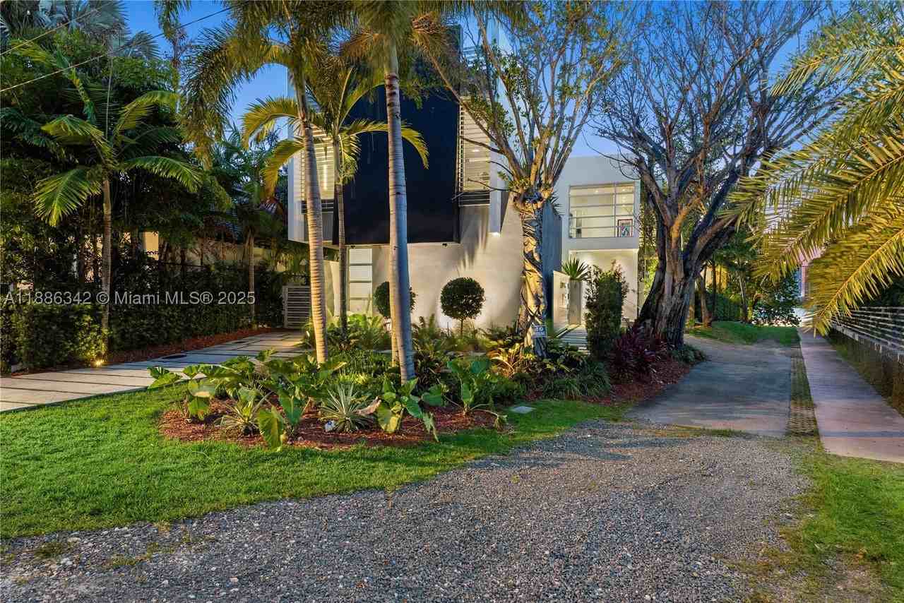 440 S Hibiscus Dr - Photo 3 of 50