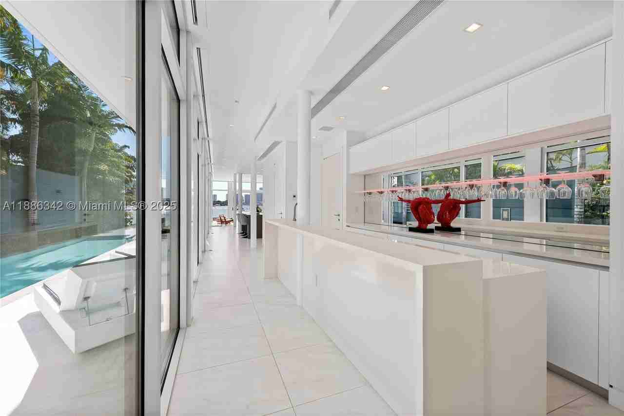 440 S Hibiscus Dr - Photo 7 of 50