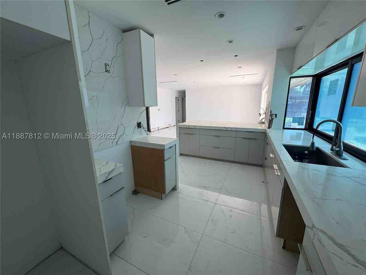 444 Nw 21st St - Photo 4 of 22