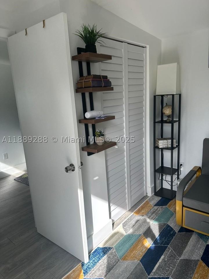 2943 Sw 36th Ave - Photo 3 of 12