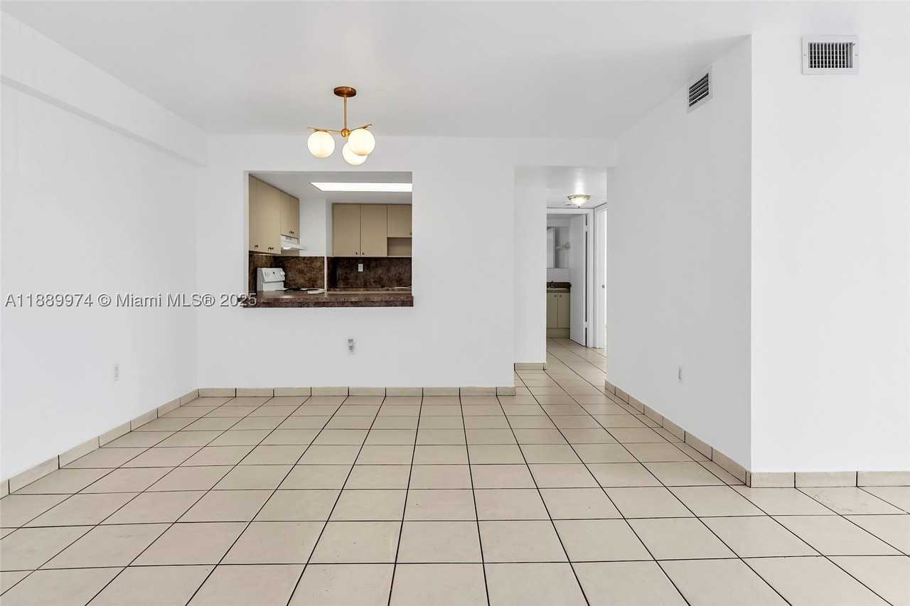 3945 Sw 89th Ave #201 - Photo 4 of 24