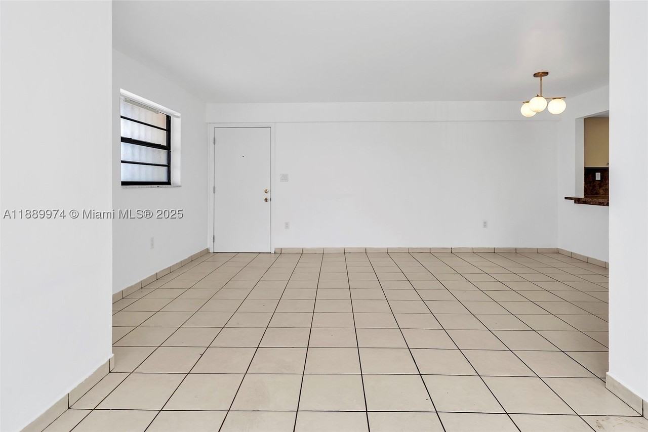 3945 Sw 89th Ave #201 - Photo 5 of 24