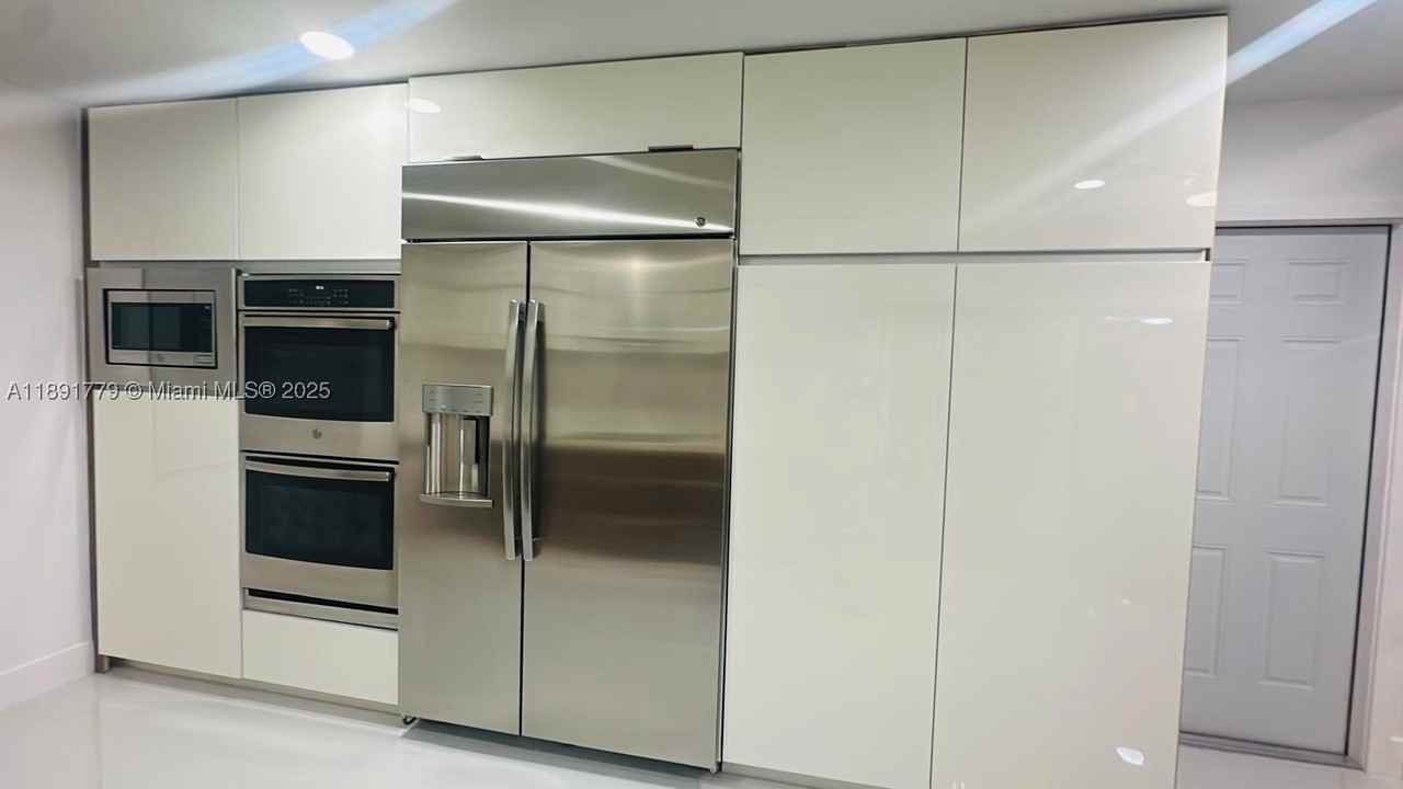 541 Se 17th Ave #541 - Photo 3 of 27
