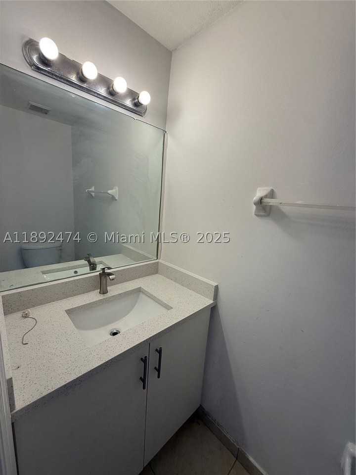 1512 Se 31st Ct #1512 - Photo 7 of 11