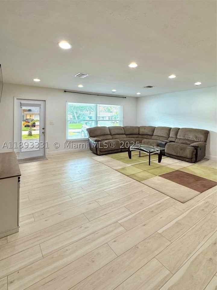 120 Ne 9th Ave #120A - Photo 4 of 18