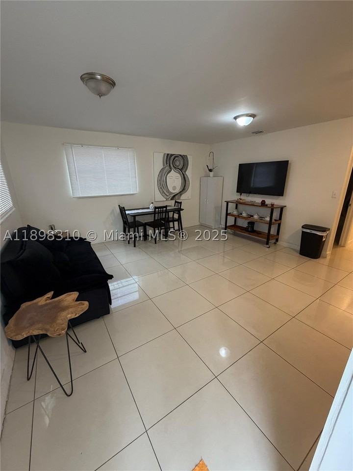 1132 Nw 38th St #1132 - Photo 2 of 10