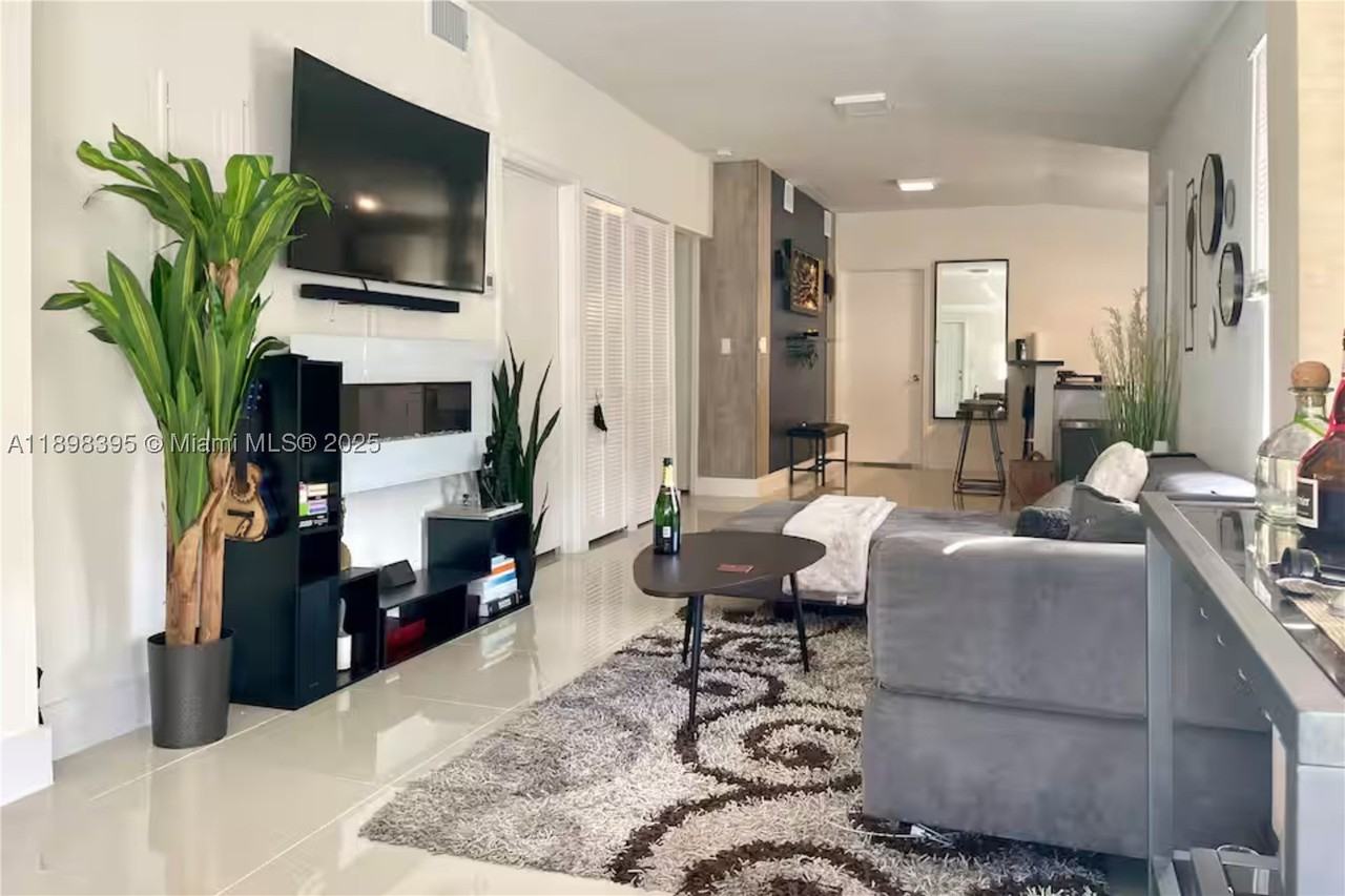 3132 Nw 43rd St - Photo 4 of 29