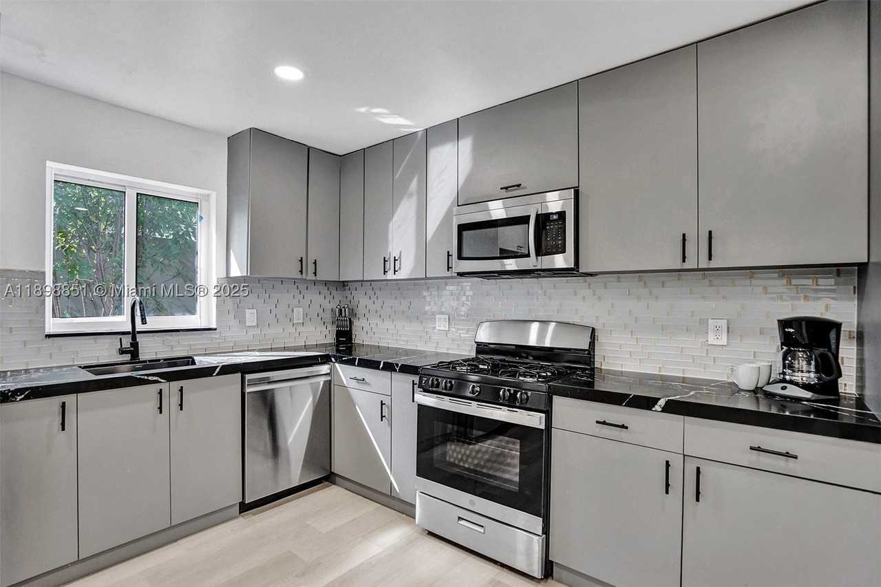 1230 Johnson St - Photo 3 of 50