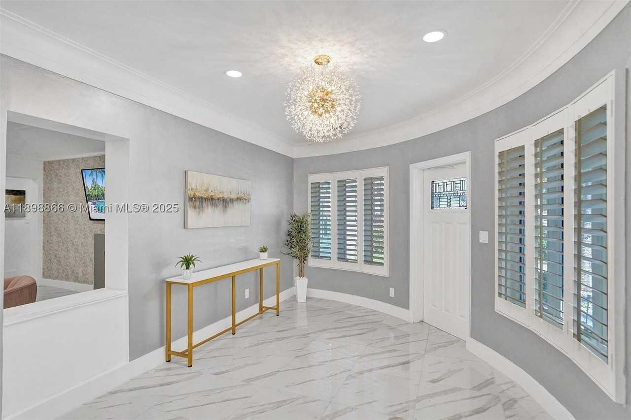 725 Harrison St - Photo 3 of 50