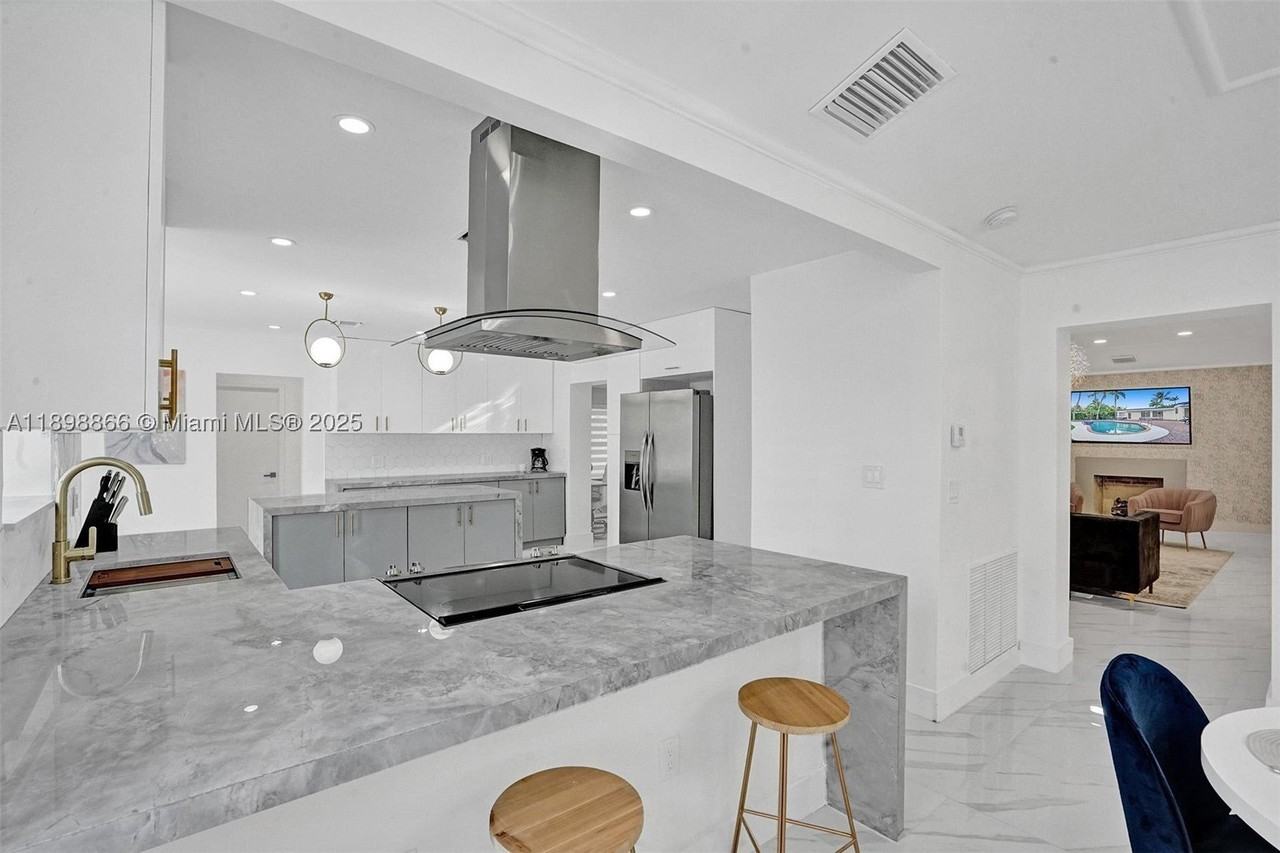 725 Harrison St - Photo 7 of 50
