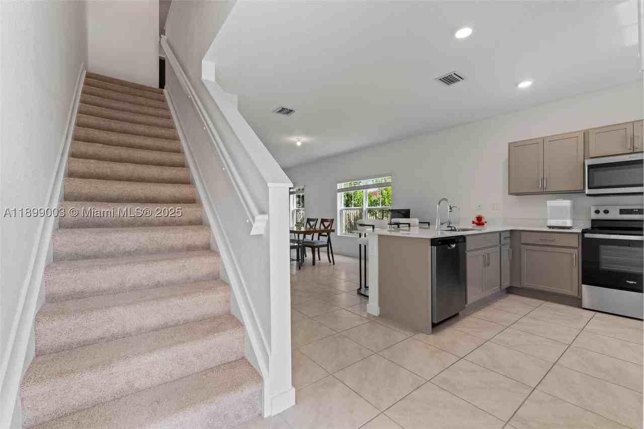 377 Ne 1st Dr - Photo 4 of 30
