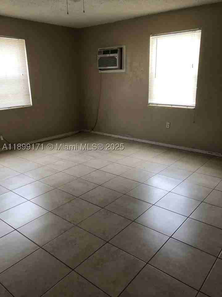 1915 Fletcher St #W2 - Photo 5 of 8