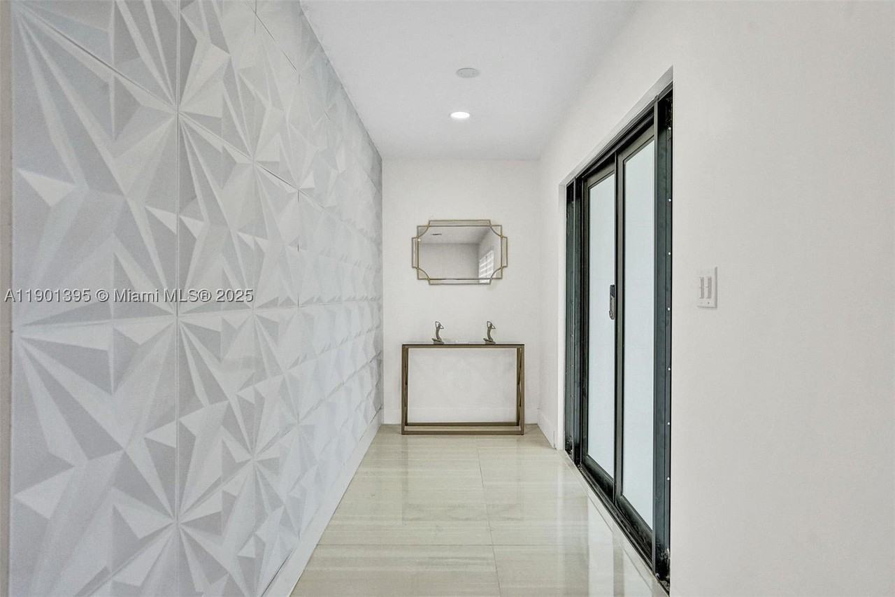 1141 N Northlake Dr - Photo 6 of 50