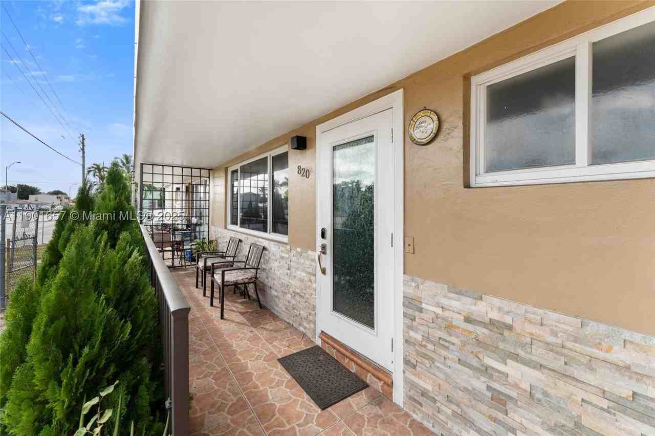 820 Sw 17th Ave #1 - Photo 4 of 19