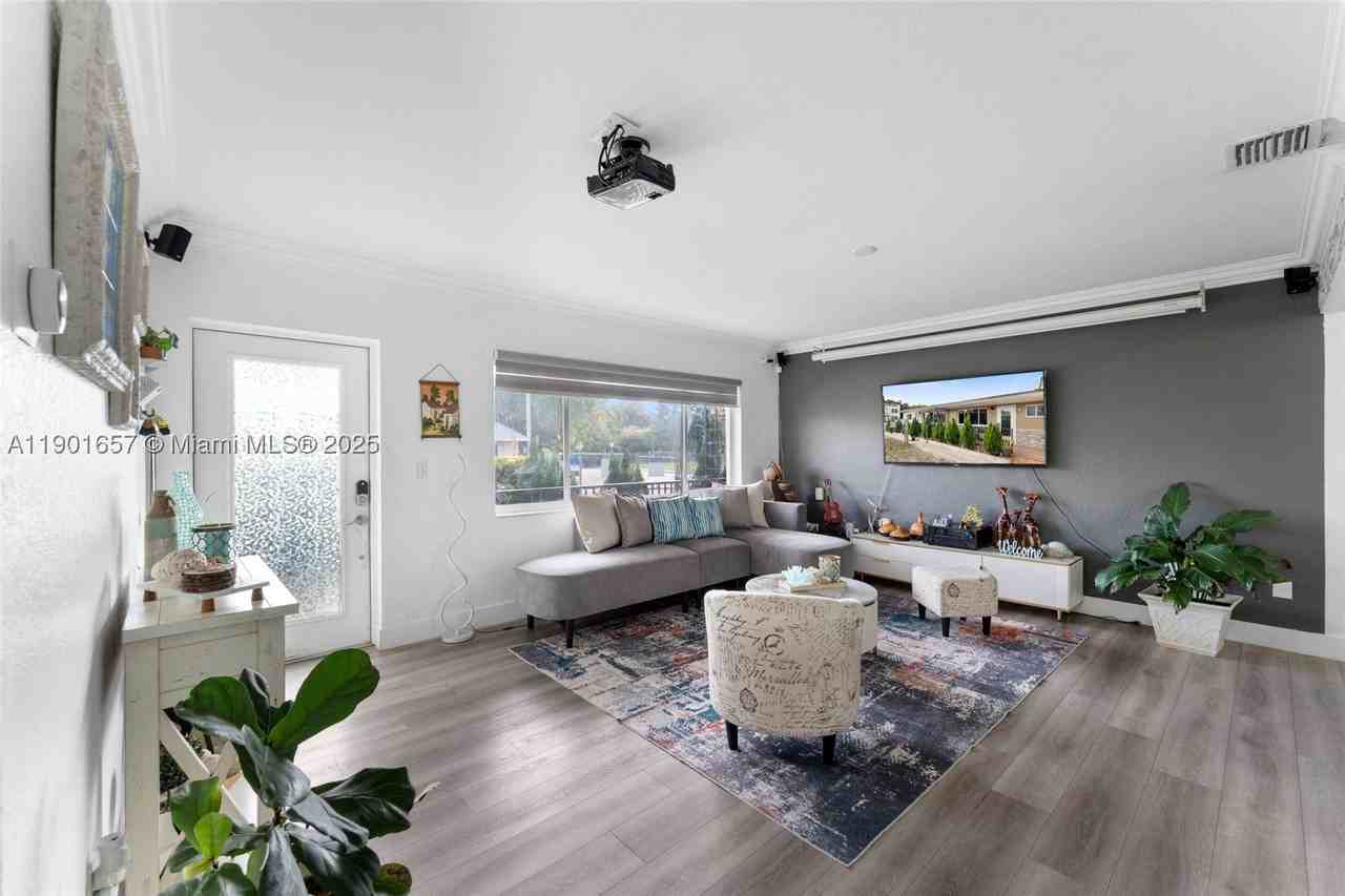 820 Sw 17th Ave #1 - Photo 5 of 19