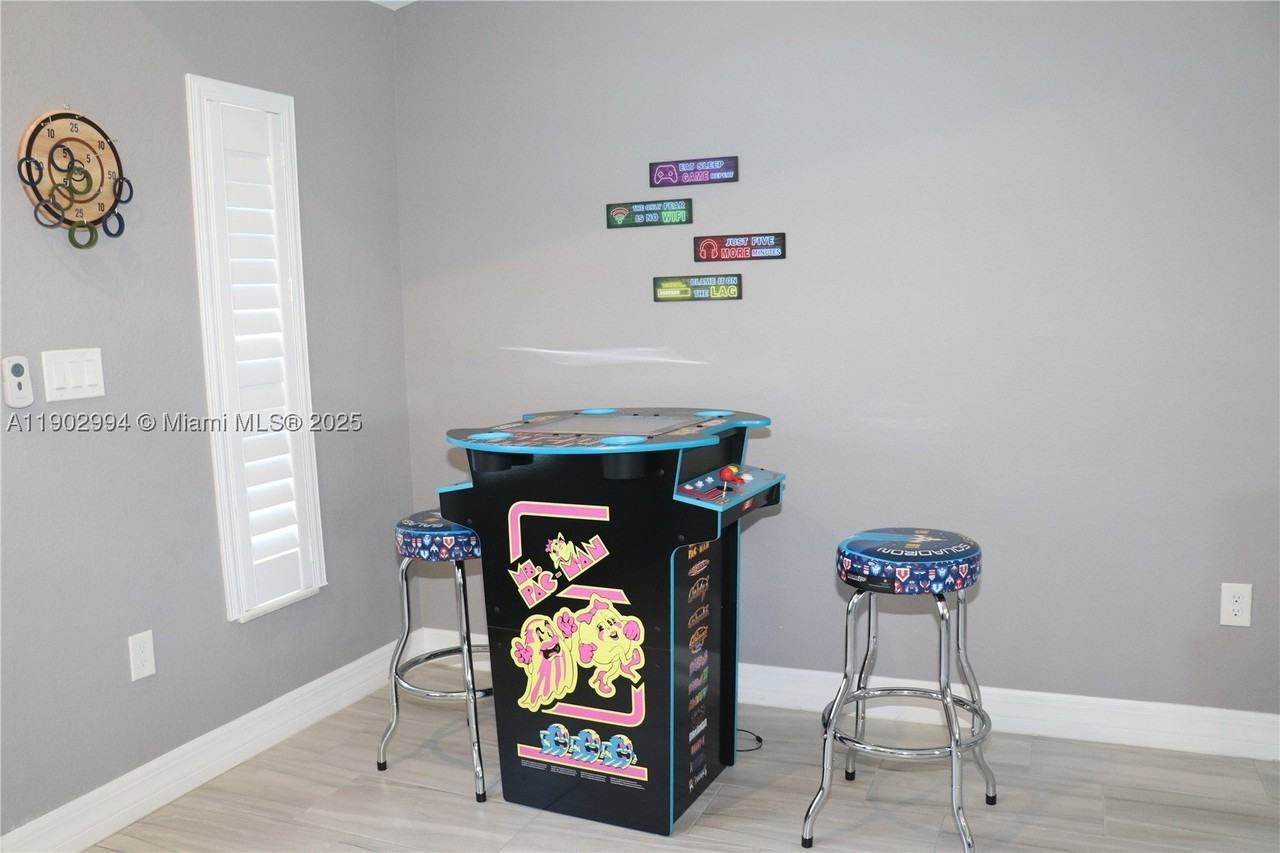 4407 Sw 16th Pl #0 - Photo 5 of 18