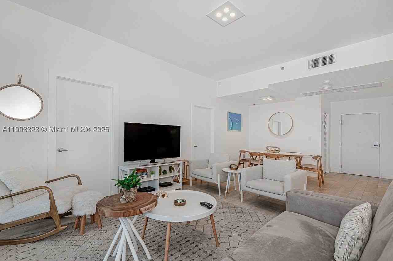 2301 Collins Ave #PH21 - Photo 4 of 28