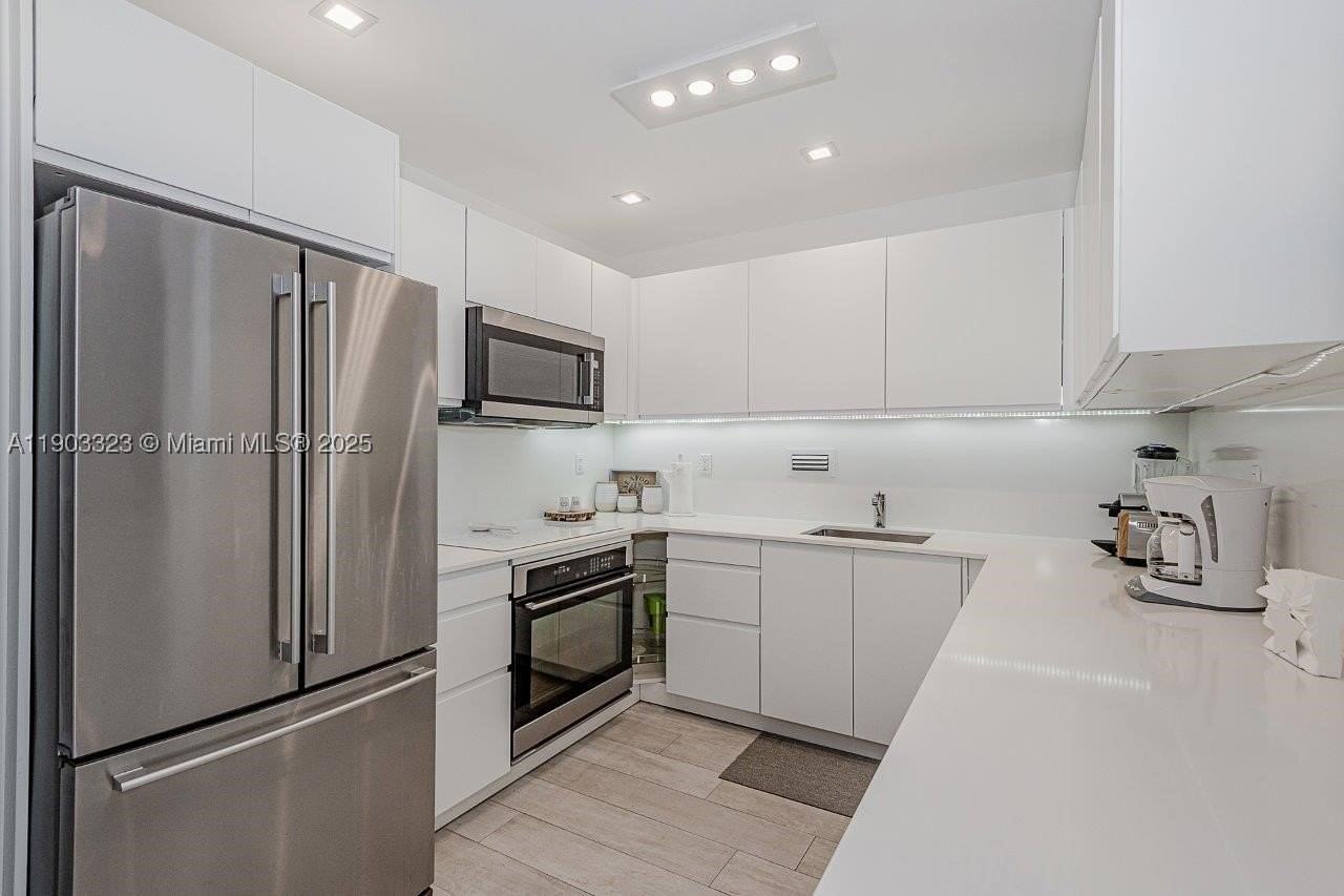 2301 Collins Ave #PH21 - Photo 7 of 28