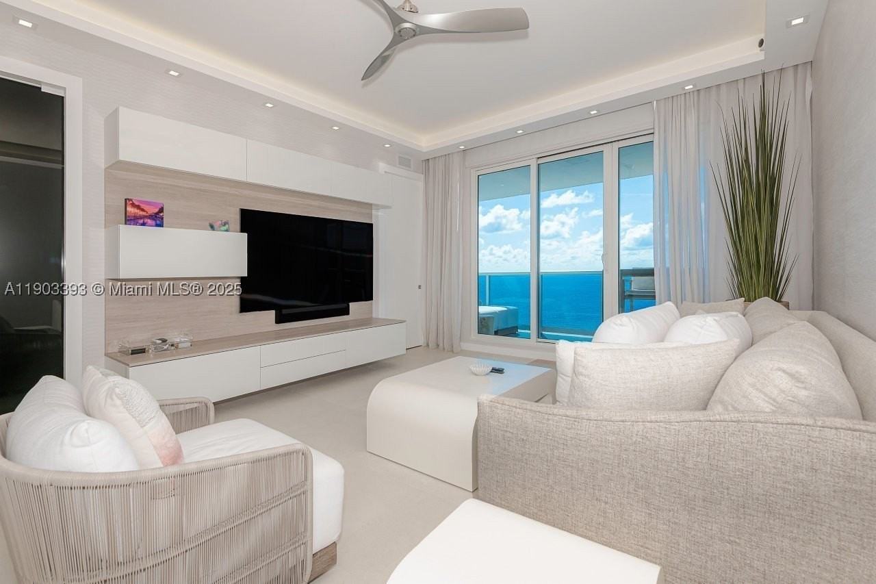 2301 Collins Ave #PH20 - Photo 3 of 28