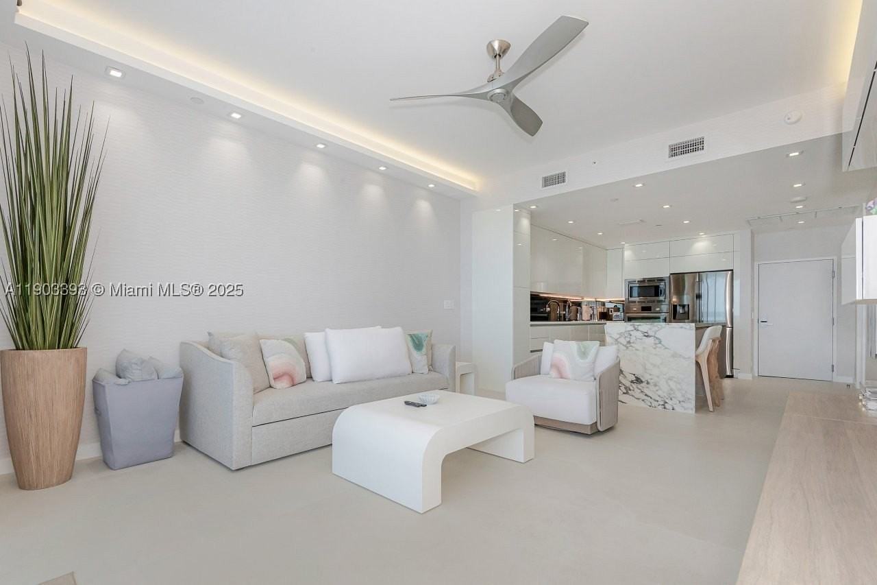 2301 Collins Ave #PH20 - Photo 4 of 28