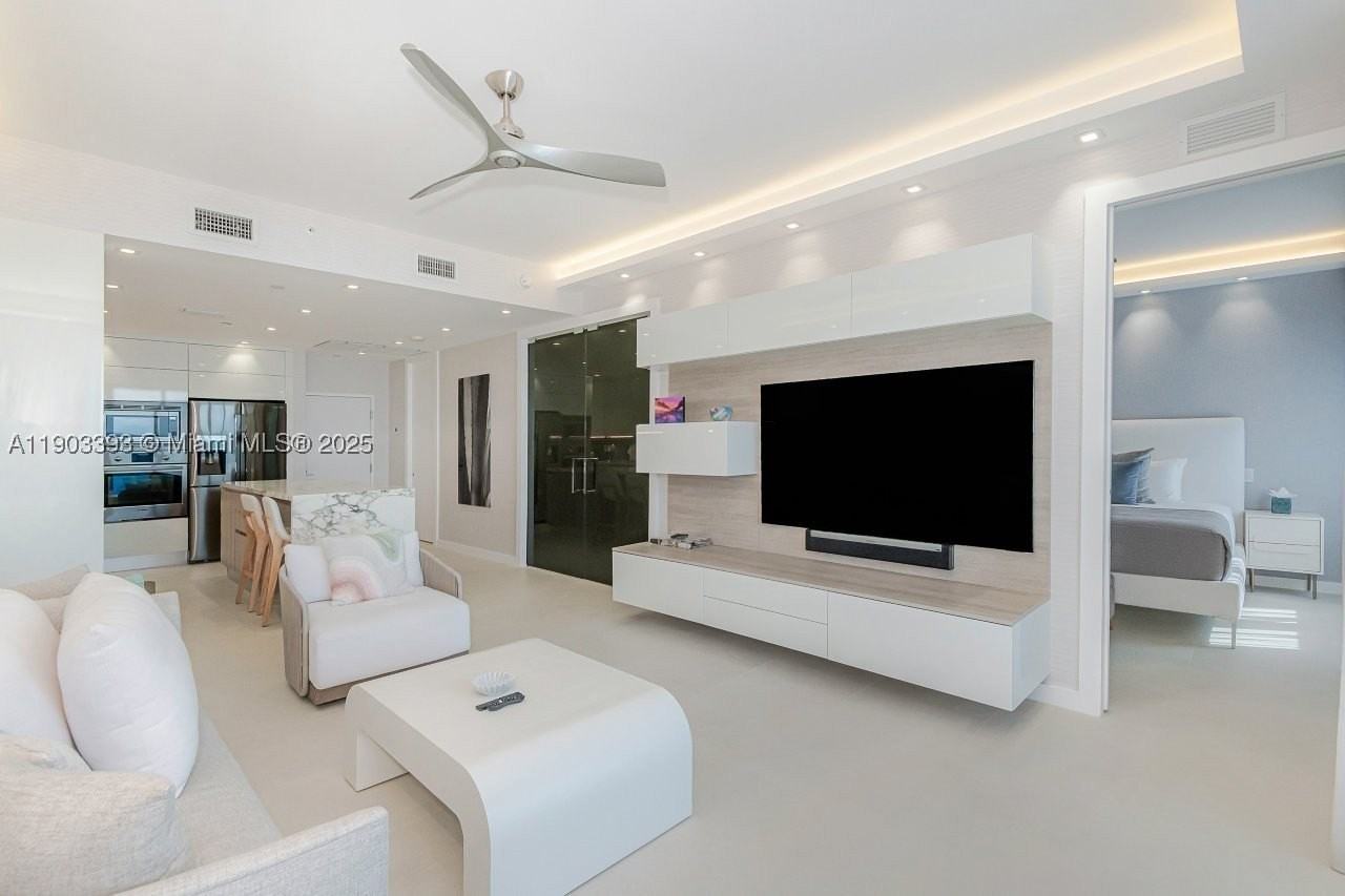 2301 Collins Ave #PH20 - Photo 5 of 28