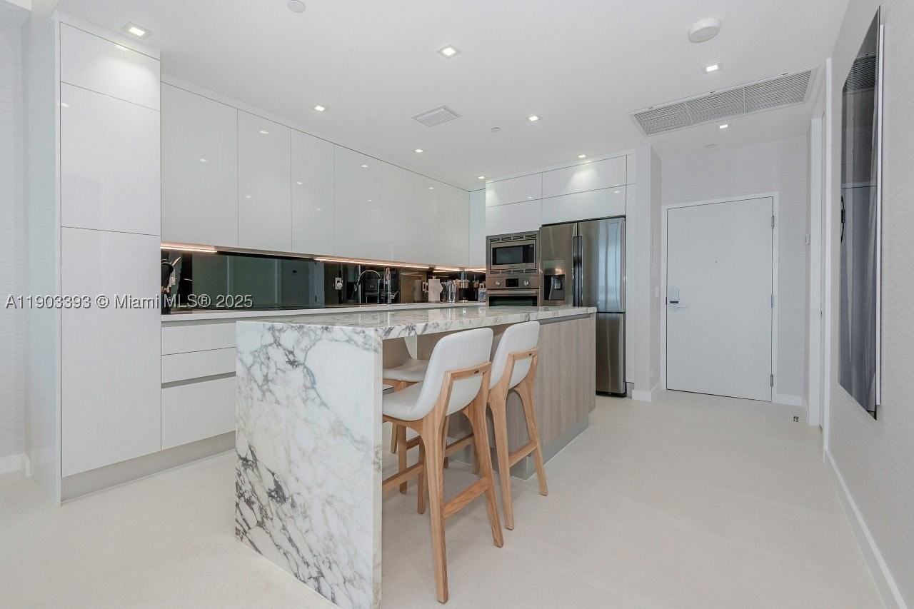 2301 Collins Ave #PH20 - Photo 6 of 28