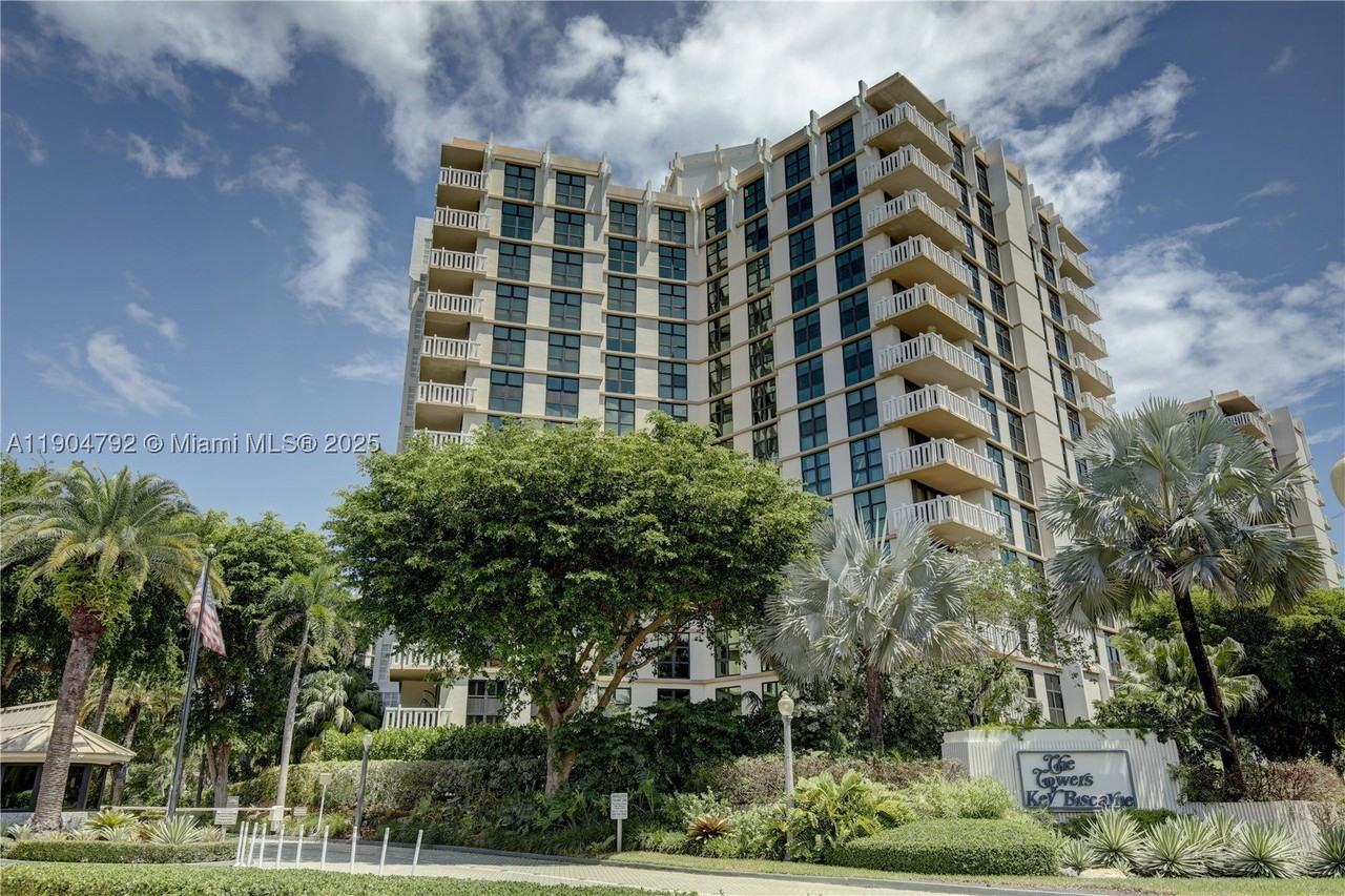 1121 Crandon Blvd #D608