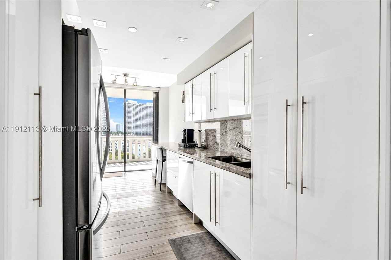 3000 Island Blvd #903