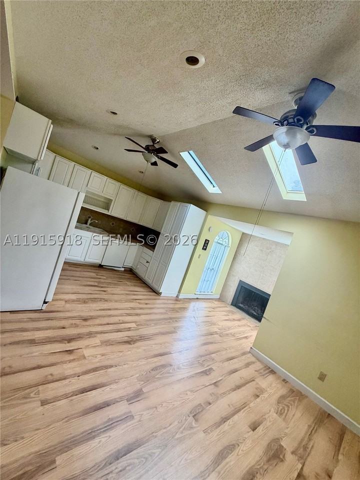 3900 W 17th St - Photo 6 of 13