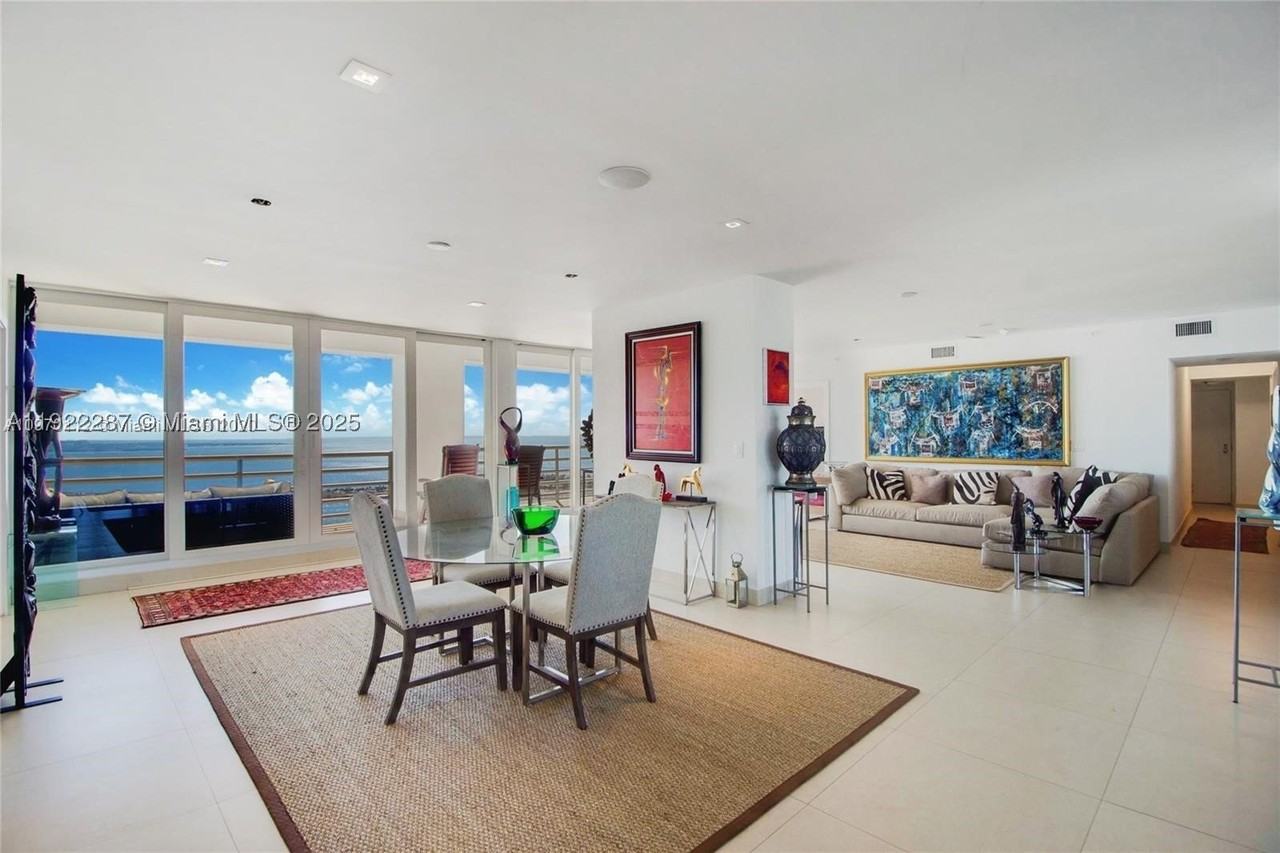 1541 Brickell Ave - Photo 5 of 24