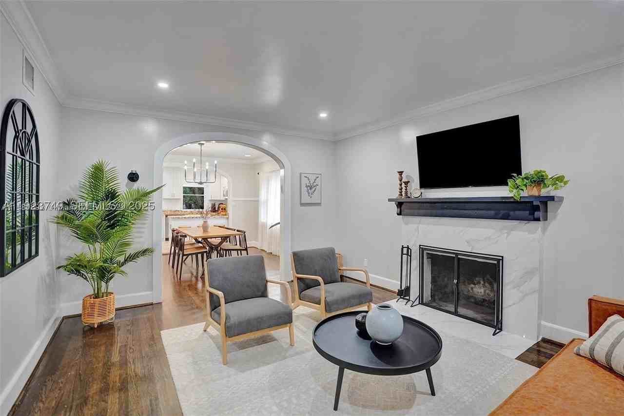 1640 Jefferson St - Photo 3 of 5