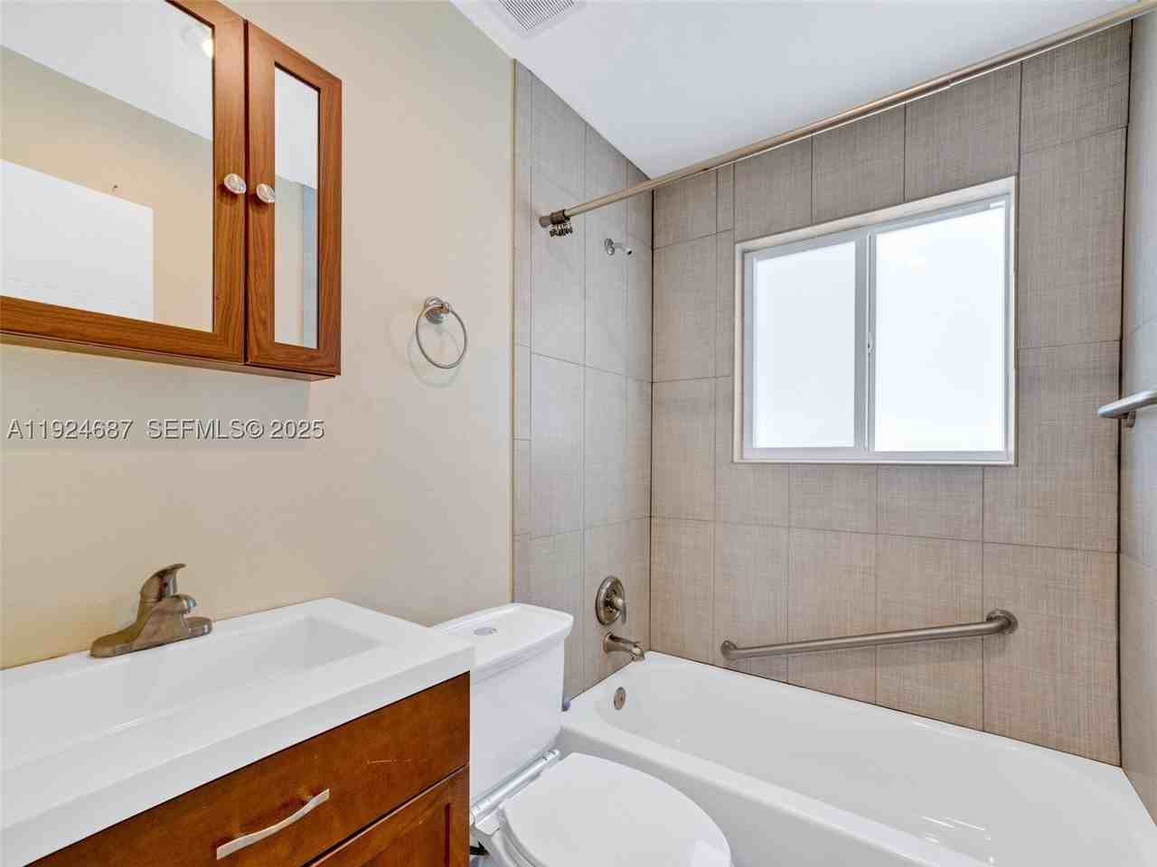 1520 Ne 14th Ter - Photo 5 of 16