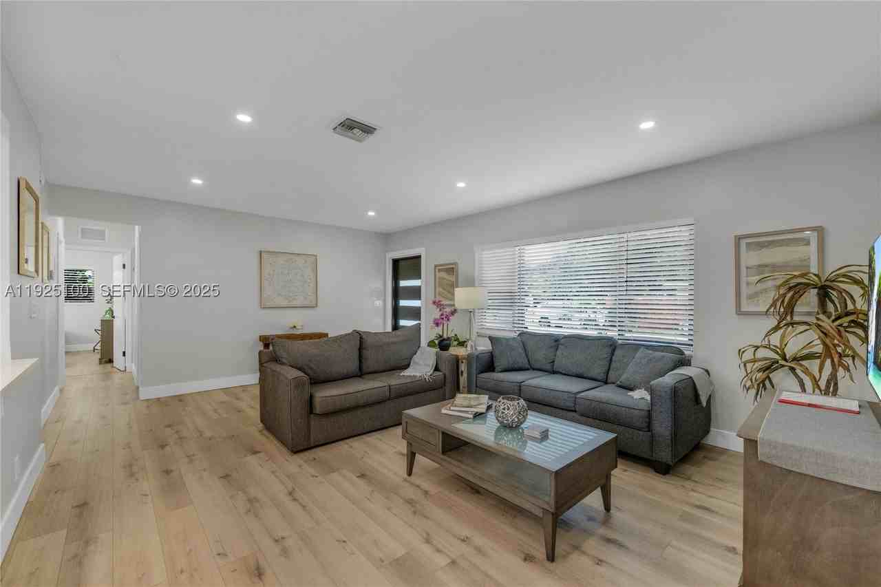 1204 Ne 7th St - Photo 6 of 43