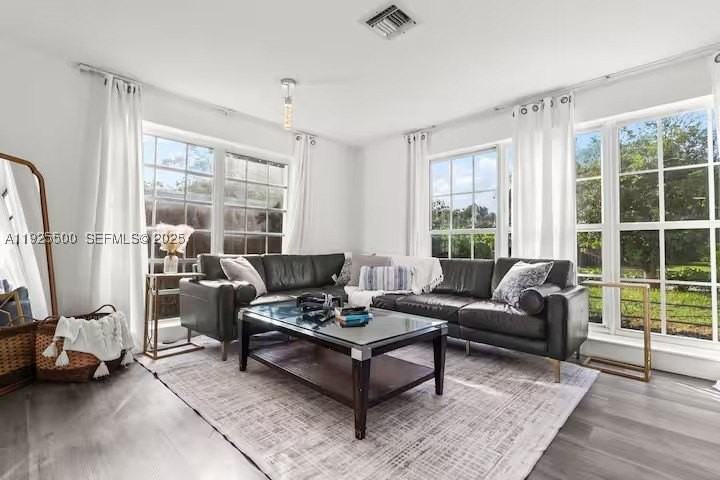 909 Ne 7th St - Photo 5 of 37