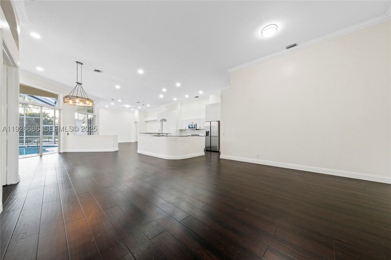 2893 Oakbrook Dr - Photo 2 of 39