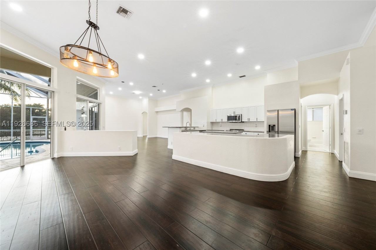 2893 Oakbrook Dr - Photo 4 of 39