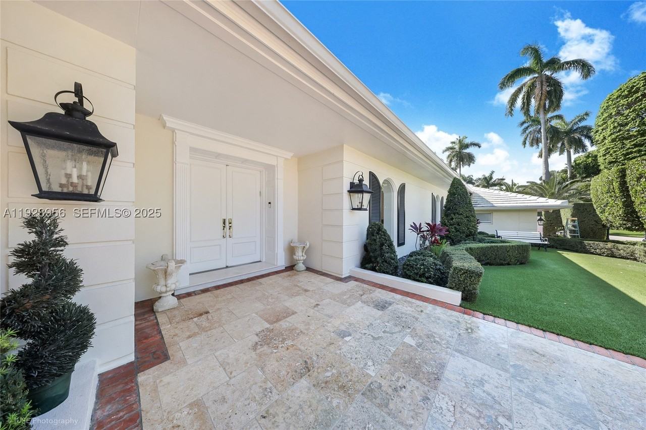 55 La Gorce Cir - Photo 4 of 40