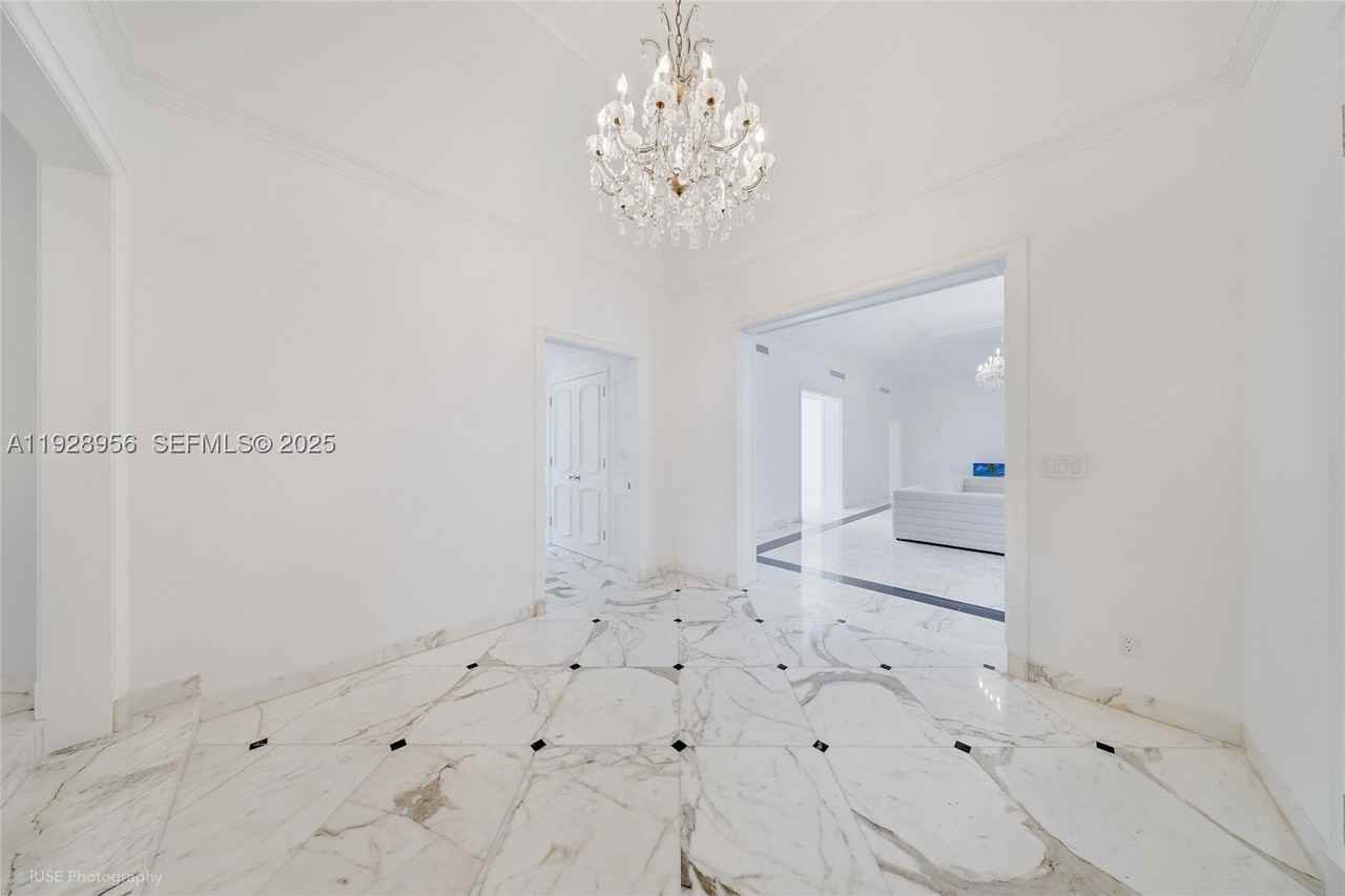 55 La Gorce Cir - Photo 6 of 40