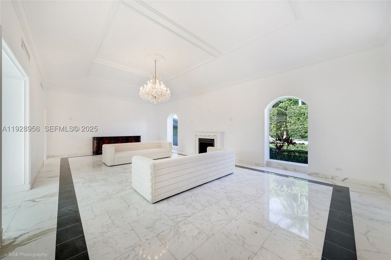 55 La Gorce Cir - Photo 7 of 40
