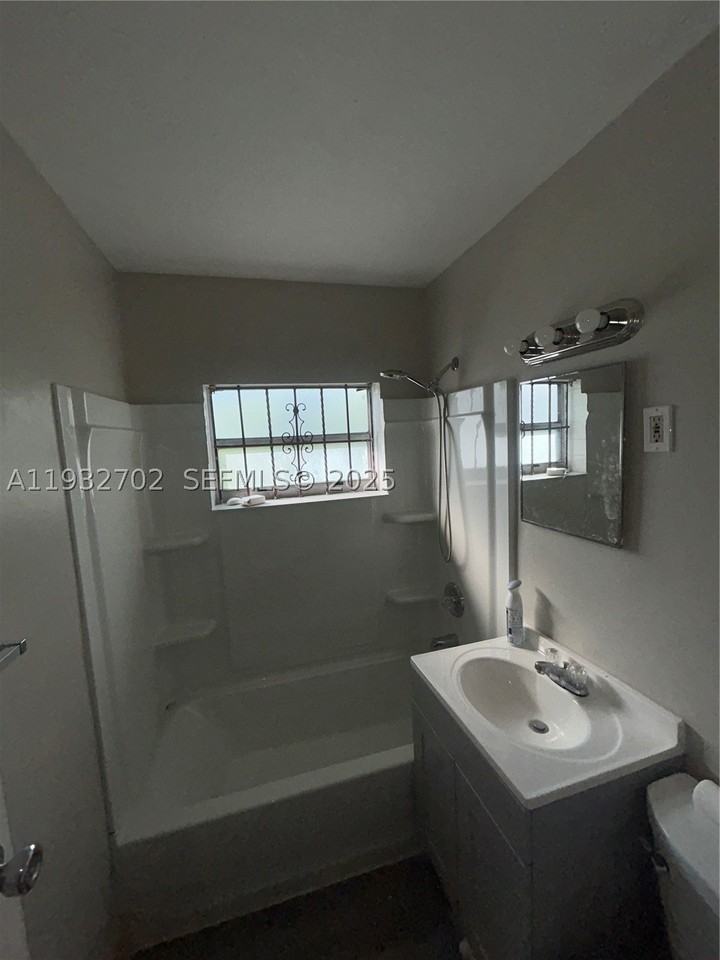 1180 Nw 64th St #B - Photo 4 of 5