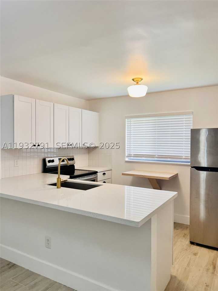 910 Sw 4th Ave #3 - Photo 5 of 11
