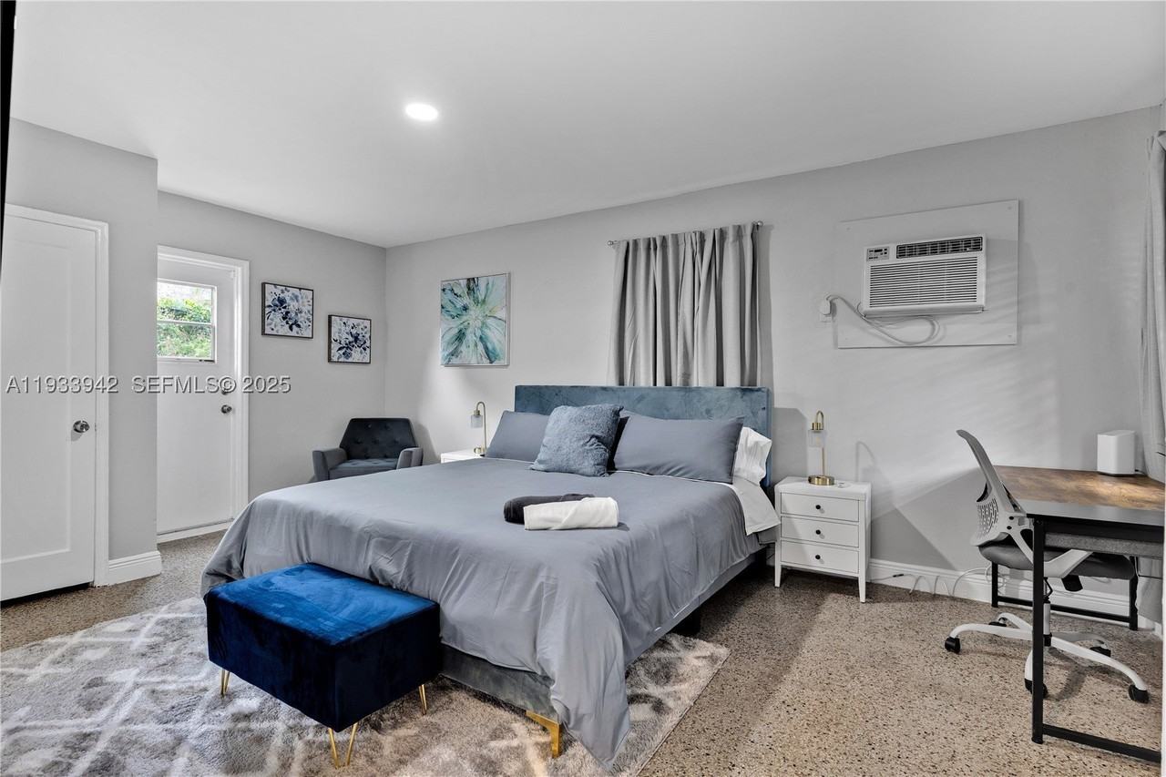 427 Ne 107th St #2 - Photo 4 of 14